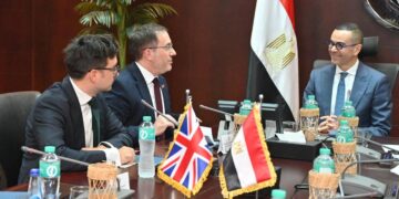 وزير الاستثمار يبحث مع السفير البريطاني بالقاهرة سبل دعم الشراكة الاقتصادية بين البلدين