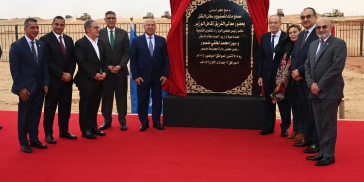 وزير الصناعة والنقل يضع حجر الأساس لمصنع ماك لوسائل النقل التابع لمجموعة المنصور للسيارات بمدينة السادس من أكتوبر