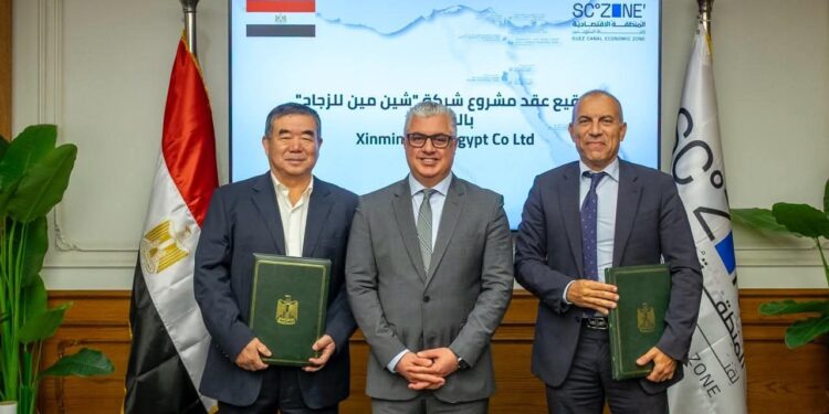 رئيس اقتصادية قناة السويس يشهد توقيع عقد مشروع بين السويدي للتنمية الصناعية وشركة “شين مين للزجاج” لإنشاء مصنع متكامل داخل “سخنة 360”