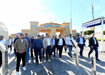 وزير الإسكان يتفقد مشروع “مارينا ٨” وتطوير الطريق الرئيسي لمدخل مارينا 5 