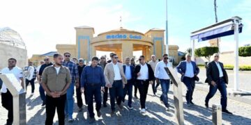 وزير الإسكان يتفقد مشروع “مارينا ٨” وتطوير الطريق الرئيسي لمدخل مارينا 5