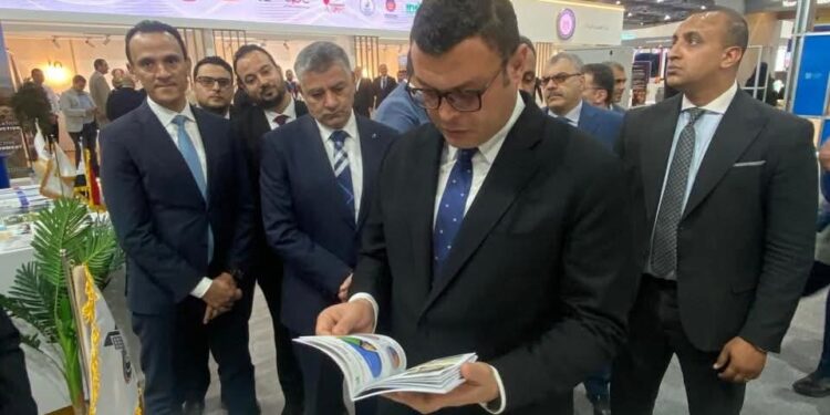 وزير الإسكان يتفقد جناح الوزارة بالمعرض والمؤتمر الدولي للنقل الذكي واللوجستيات والصناعة في دورته السادسة