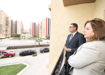وزير الإسكان يُسلم عددا من عقود وحدات المبادرة الرئاسية “سكن لكل المصريين” بالإعلان الرابع عشر بمدينة حدائق أكتوبر