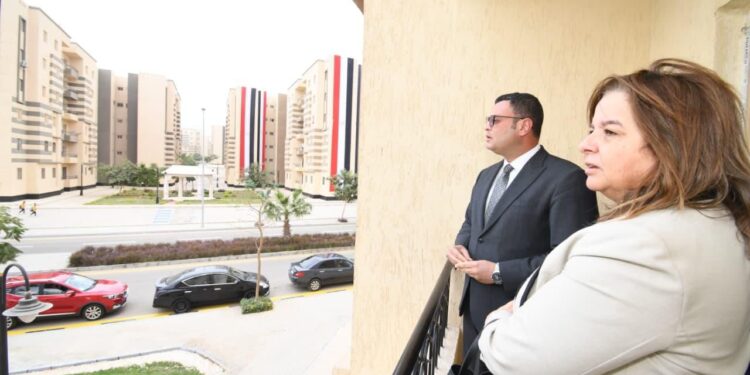 وزير الإسكان يُسلم عددا من عقود وحدات المبادرة الرئاسية “سكن لكل المصريين” بالإعلان الرابع عشر بمدينة حدائق أكتوبر