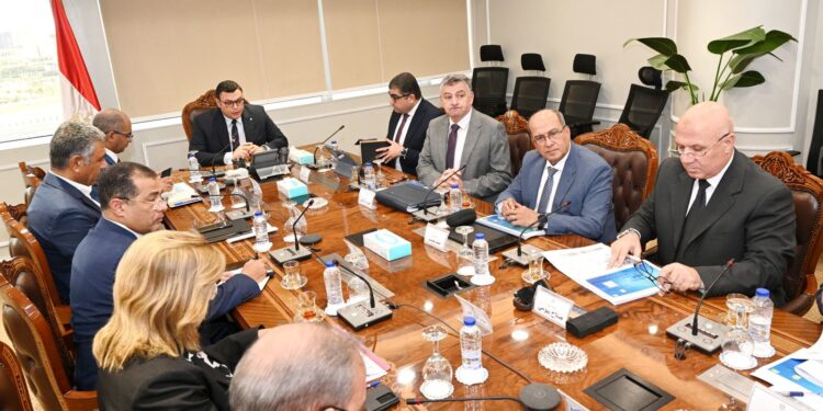 وزير الإسكان يتابع الموقف التنفيذي لمشروعات المرحلة الأولى للمبادرة الرئاسية “حياة كريمة”