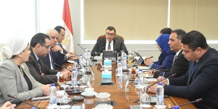 وزير الإسكان يتابع الاشتراطات والضوابط والمعايير الخاصة بالإعلانات على الطرق العامة والمحاور