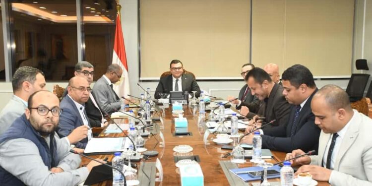 وزير الإسكان يتابع مشروعات المرافق والكهرباء بالمناطق الصناعية بعدد من المدن الجديدة