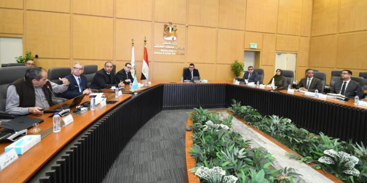 وزير الإسكان يعقد اجتماعا مع مسئولي شركة “سيتي إيدج” لاستعراض خططها التسويقية لبعض مشروعات “هيئة المجتمعات العمرانية الجديدة