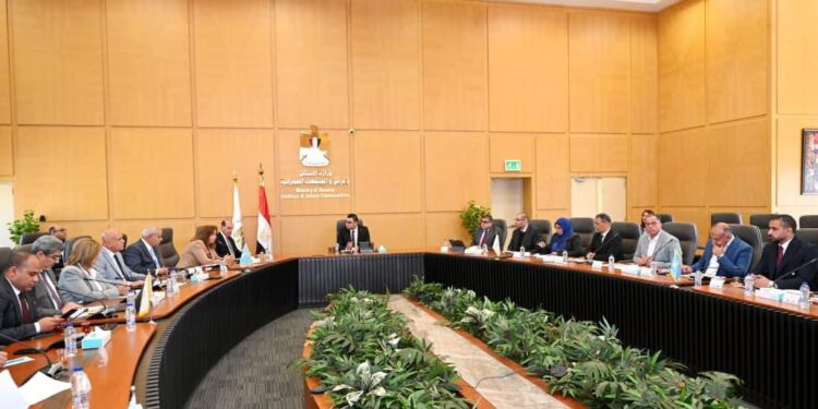وزير الإسكان يعقد اجتماعه الدوري لمتابعة الموقف التنفيذي لوحدات المبادرة الرئاسية “سكن لكل المصريين” بعدد من المحافظات والمدن الجديدة