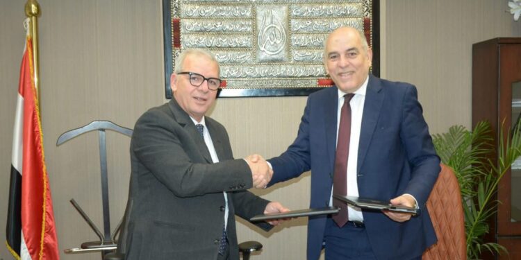 توقيع عقد تخصيص قطعة أرض بين هيئة المجتمعات العمرانية ونادي الصيد المصري لإقامة نادٍ رياضي اجتماعي متكامل بمشروع دار مصر – القرنفل بالتجمع الأول