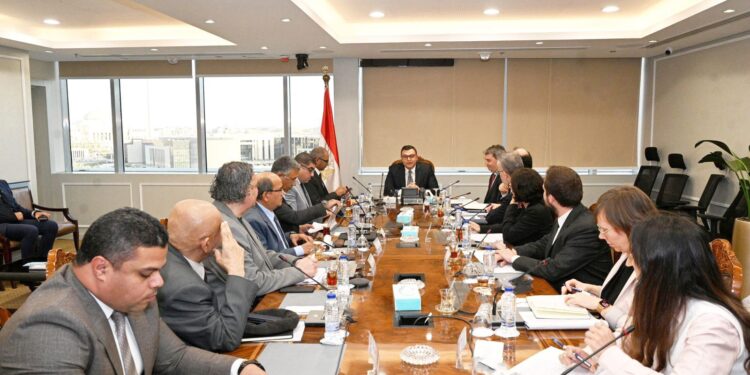 وزير الإسكان يستقبل وفد من بنك الاستثمار الأوروبي EIB لبحث تعزيز فرص التعاون المشترك وموقف المشروعات الجارية