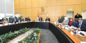 وزير الإسكان يستقبل محافظ قنا لبحث ملفات العمل المشترك