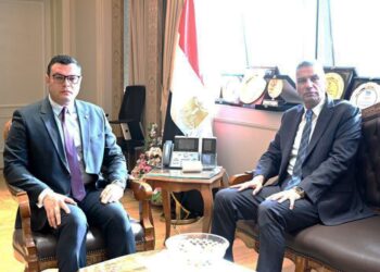 وزير الإسكان يستقبل محافظ أسوان لبحث ملفات العمل المشترك