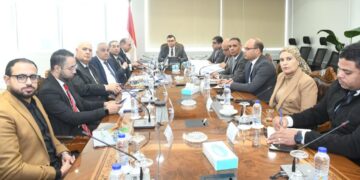 وزير الإسكان يبحث تطوير منظومة النقل الداخلي بعددٍ من المدن الجديدة