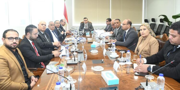 وزير الإسكان يبحث تطوير منظومة النقل الداخلي بعددٍ من المدن الجديدة