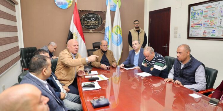 رئيس القابضة لمياه الشرب يتفقد مشروعات مياه الشرب والصرف الصحي بمحافظة أسيوط لمتابعة الموقف التنفيذي