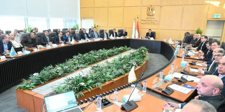 وزير الإسكان يتابع الموقف التنفيذي لمشروعات المبادرة الرئاسية “حياة كريمة” لتطوير قرى الريف المصري