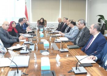 وزيرة الإسكان تبحث مع رئيس “التنمية الحضرية” آخر إجراءات تشغيل “حديقة تلال الفسطاط” وموقف عدد من المشروعات المشتركة