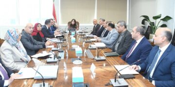وزيرة الإسكان تبحث مع رئيس “التنمية الحضرية” آخر إجراءات تشغيل “حديقة تلال الفسطاط” وموقف عدد من المشروعات المشتركة