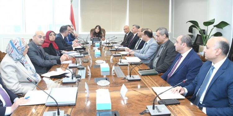 وزيرة الإسكان تبحث مع رئيس “التنمية الحضرية” آخر إجراءات تشغيل “حديقة تلال الفسطاط” وموقف عدد من المشروعات المشتركة