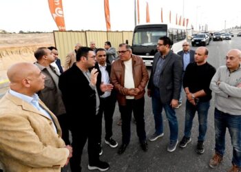 وزير الإسكان يتفقد مشروعات تطوير الطرق والمحاور الرئيسية والمداخل بمدينة الشيخ زايد