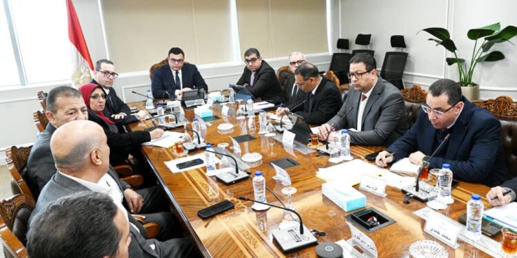 وزير الإسكان يلتقى مسئولى شركة HDP ضمن سلسلة اجتماعات متابعة موقف مبيعات وتسويق المشروعات بالمدن الجديدة