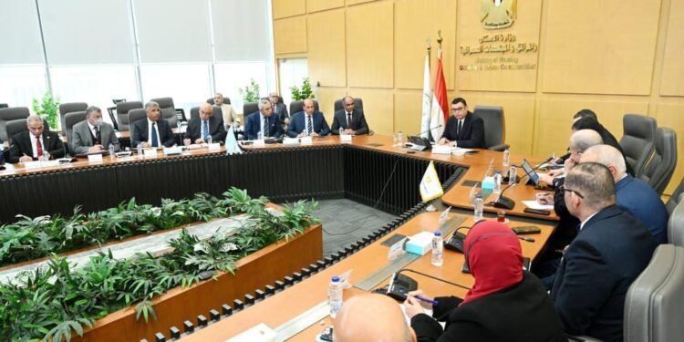 وزير الإسكان يعقد اجتماعًا موسعًا مع رؤساء ومسئولي الجهات التابعة للوزارة لمتابعة ملفات العمل