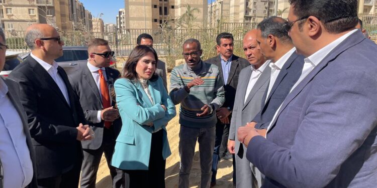 المهندسة راندة المنشاوي: المتابعة الميدانية مستمرة لضمان تحقيق الانضباط العام والحفاظ على الطابع العمراني المتميز للمدن الجديدة