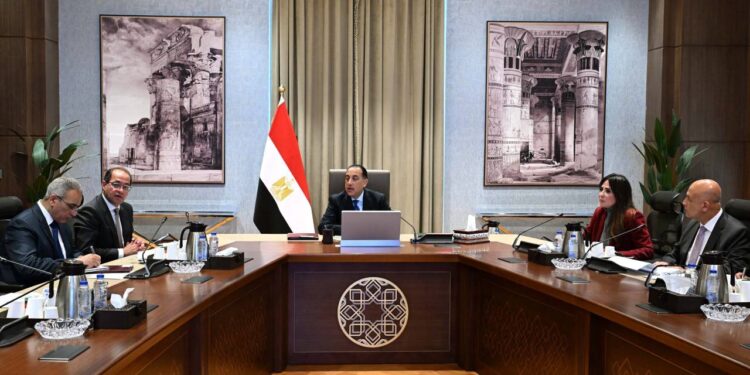 رئيس الوزراء يتابع إجراءات ترشيد الاستهلاك بوزارة الإسكان والجهات التابعة لها