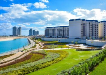 بالصور.. وزيرة الإسكان تتابع سير العمل بمشروعات مدينة العلمين الجديدة ومارين