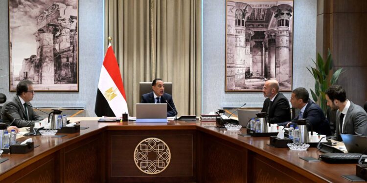رئيس الوزراء يستعرض مقترح لتنفيذ مشروع مدينة المستشفيات والمعاهد الطبية بالعاصمة الجديدة