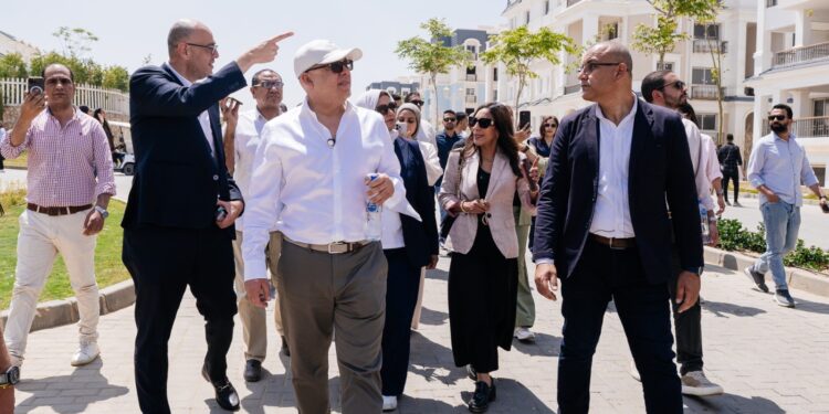 بالصور.. المهندس عمرو سليمان في جولة ميدانية لتفقد مشروعات ماونتن ڤيو في القاهرة الجديدة