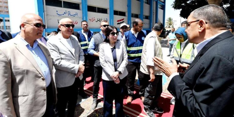 خلال جولتها بالمحافظه.. وزيرة الإسكان ومحافظ الأقصر يتفقدان محطة مياه الأقصر الغربية