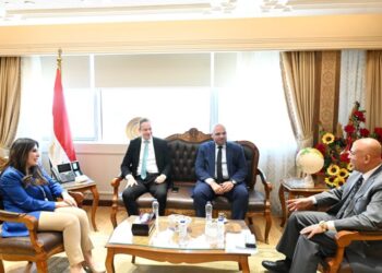 وزيرة الإسكان تبحث مع شركة “أكوا باور” التعاون في مجال إنشاء محطات تحلية مياه البحر