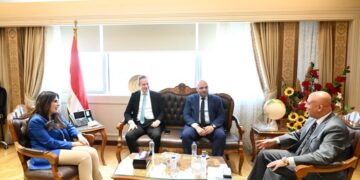 وزيرة الإسكان تبحث مع شركة “أكوا باور” التعاون في مجال إنشاء محطات تحلية مياه البحر