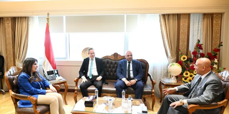 وزيرة الإسكان تبحث مع شركة “أكوا باور” التعاون في مجال إنشاء محطات تحلية مياه البحر