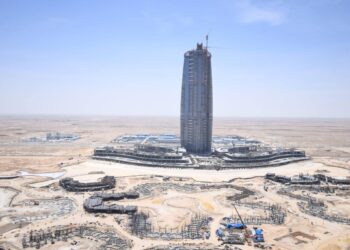 وزيرة الإسكان تتفقد أبراج الداون تاون والحي اللاتيني بمدينة العلمين الجديدة