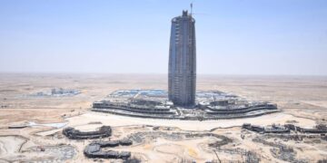 وزيرة الإسكان تتفقد أبراج الداون تاون والحي اللاتيني بمدينة العلمين الجديدة