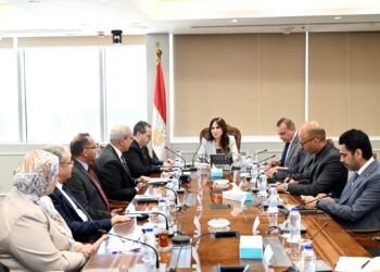 وزيرة الإسكان تتابع مع رئيس الهيئة العامة لتعاونيات البناء والإسكان ملفات العمل بالهيئة
