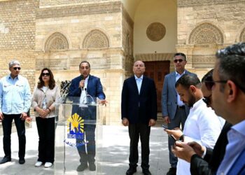مدبولي: توجيهات من الرئيس بضرورة تخفيف الضغط عن القاهرة القديمة وفتح المجال أمامها لاستعادة جمالها ورونقها