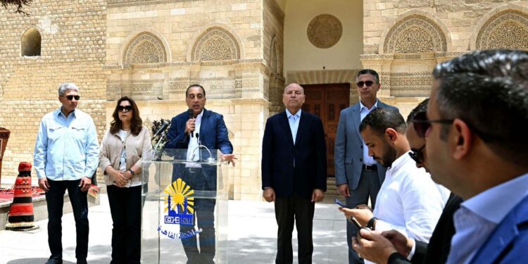 مدبولي: توجيهات من الرئيس بضرورة تخفيف الضغط عن القاهرة القديمة وفتح المجال أمامها لاستعادة جمالها ورونقها