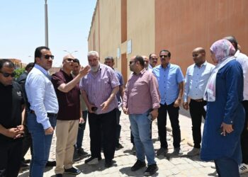 تنفيذاً لتوجيهات وزيرة الإسكان.. نائب الوزيرة للمرافق يتفقد مشروعات البنية التحتية بمدينة العاشر من رمضان