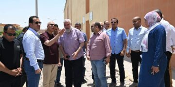 تنفيذاً لتوجيهات وزيرة الإسكان.. نائب الوزيرة للمرافق يتفقد مشروعات البنية التحتية بمدينة العاشر من رمضان