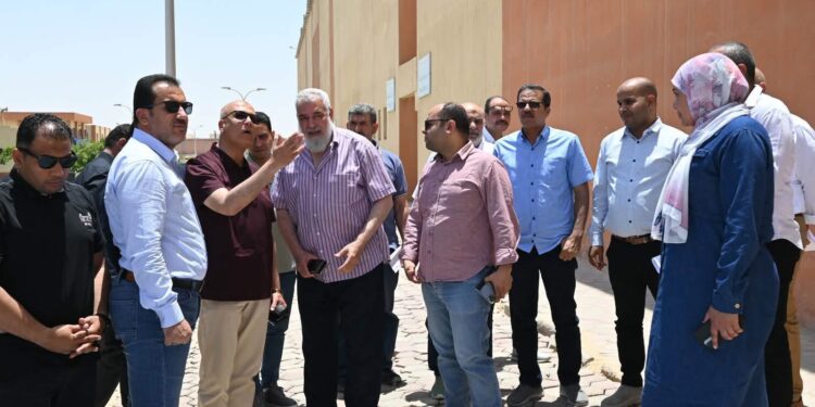 تنفيذاً لتوجيهات وزيرة الإسكان.. نائب الوزيرة للمرافق يتفقد مشروعات البنية التحتية بمدينة العاشر من رمضان