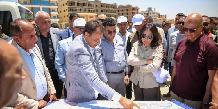 خلال تفقدها لبيت الوطن.. راندة المنشاوي تشدد على الاستجابة لطلبات المواطنين والعمل على حلها
