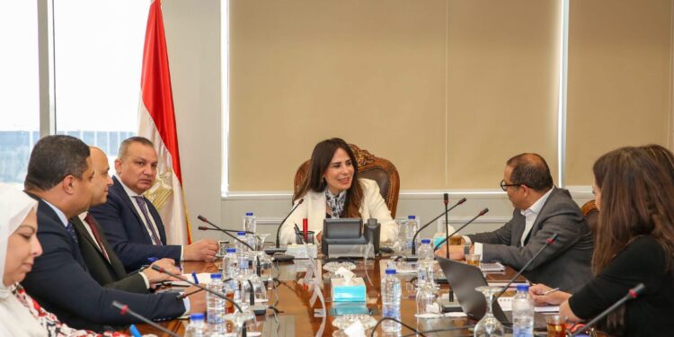 وزيرة الإسكان تبحث مع شركة الكازار للتطوير العقاري مقترح إنشاء “أوت ليت” تجاري بمدن شرق القاهرة