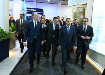 نيابه عن الرئيس.. رئيس الوزراء يتفقد المعرض الطبي الإفريقي الخامس
