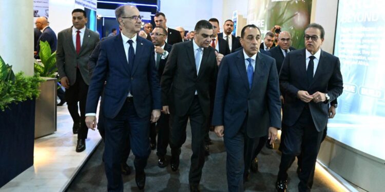 نيابه عن الرئيس.. رئيس الوزراء يتفقد المعرض الطبي الإفريقي الخامس