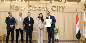 بالصور.. وزيرة الإسكان تسلم عقود توفيق أوضاع الأراضي المضافة بمدينتي العبور الجديدة والشروق