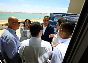 في مستهل جولته بالعلمين الجديدة.. رئيس الوزراء يتفقد مشروع M8 by the Lake ومحطة تجديد المياه